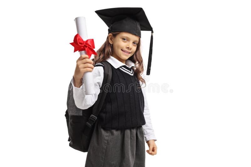 Weinig schoolmeisje met een graduatiehoed en een diploma royalty-vrije stock foto Weinig schoolmeisje met een graduatiehoed en een diploma royalty-vrije stock foto