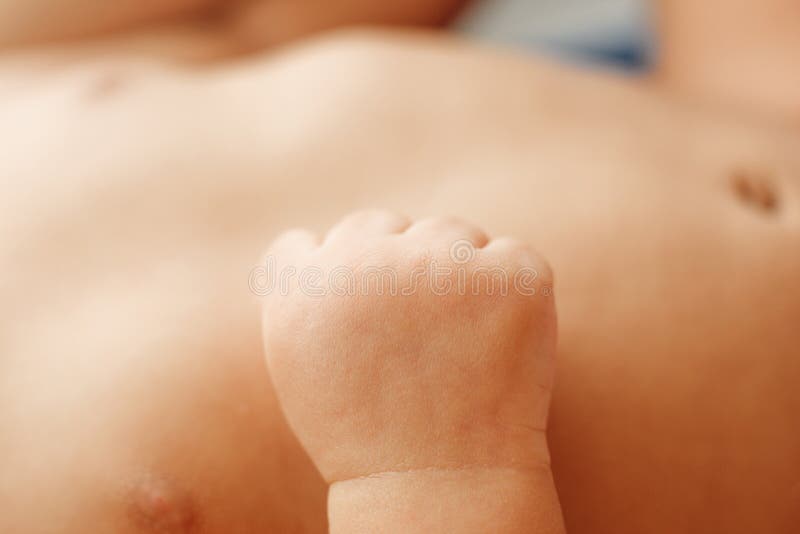 Weinig vuist van pasgeboren babyclose-up royalty-vrije stock foto Weinig vuist van pasgeboren babyclose-up royalty-vrije stock foto