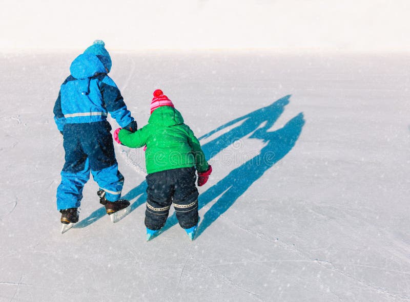 Weinig zuster van het broeronderwijs aan vleet in de wintersneeuw royalty-vrije stock fotografie Weinig zuster van het broeronderwijs aan vleet in de wintersneeuw royalty-vrije stock fotografie