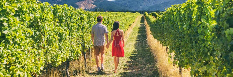 Weinkellereiweinberg-Touristenpaare, die auf Weinbauernhofausflug auf Reiseferien gehen.. panoramische Banner des Weinprobefeierta