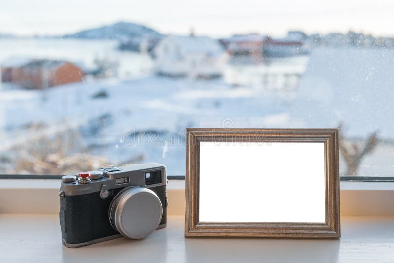 Weinlese-Kamera mit leerem Bilderrahmen auf Fensterbrett lizenzfreie stockfotos Weinlese-Kamera mit leerem Bilderrahmen auf Fensterbrett lizenzfreie stockfotos