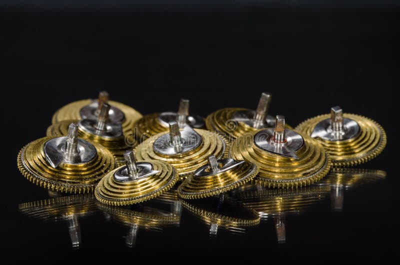 Weinlese-Taschen-Uhr Fusee-Kegel, die auf einer schwarzen Oberfläche stillstehen lizenzfreie stockbilder Weinlese-Taschen-Uhr Fusee-Kegel, die auf einer schwarzen Oberfläche stillstehen lizenzfreie stockbilder