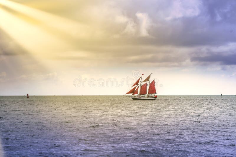 Weinlese und exotisches Segelbootsegeln in Süd-Florida in Richtung zur Sonne strahlt aus lizenzfreie stockfotografie Weinlese und exotisches Segelbootsegeln in Süd-Florida in Richtung zur Sonne strahlt aus lizenzfreie stockfotografie