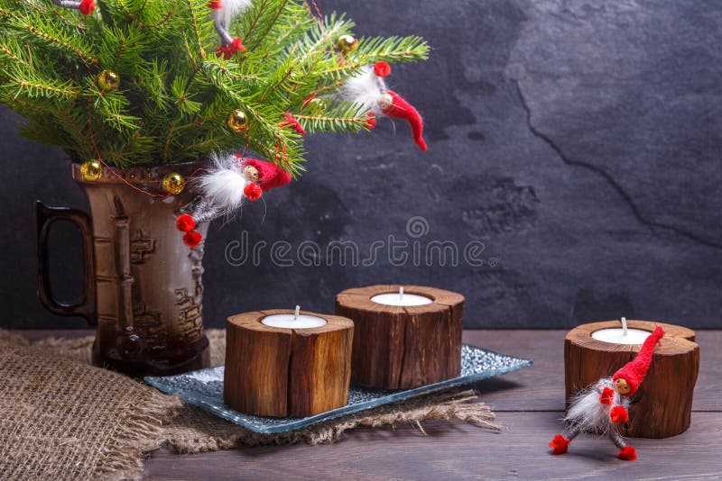 Weinlese-Weihnachten oder neues Jahr-Zusammensetzung mit Weihnachtsbaum, hölzernen Kerzen und Gnomen Rustikale Art lizenzfreie stockfotos Weinlese-Weihnachten oder neues Jahr-Zusammensetzung mit Weihnachtsbaum, hölzernen Kerzen und Gnomen Rustikale Art lizenzfreie stockfotos