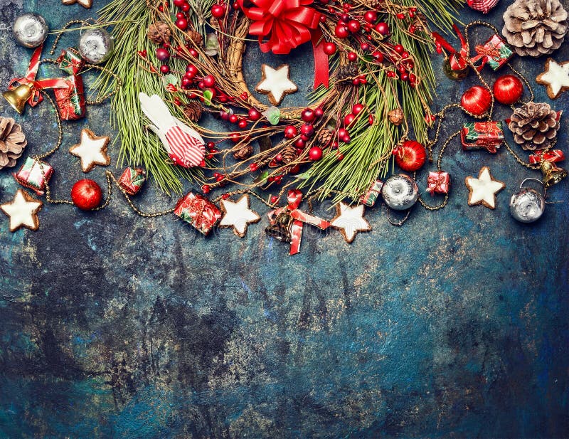 Weinlese-Weihnachtshintergrund mit roter Dekoration, Kranz von roten Winterbeeren und Plätzchen, Draufsicht lizenzfreies stockbild Weinlese-Weihnachtshintergrund mit roter Dekoration, Kranz von roten Winterbeeren und Plätzchen, Draufsicht lizenzfreies stockbild