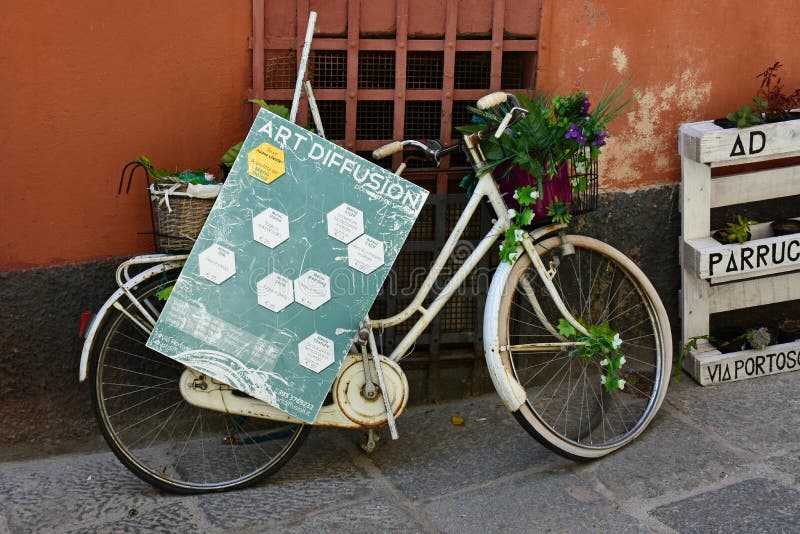 Weinlese-weißes Fahrrad, Cagliari, Sardinien, Italien stockfotos Weinlese-weißes Fahrrad, Cagliari, Sardinien, Italien stockfotos