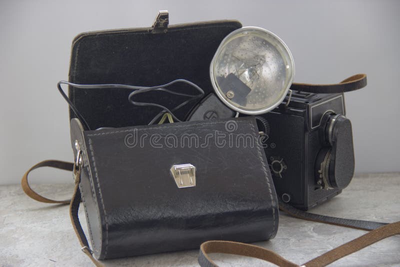 Weinleseblitz und -kamera auf dem Tisch lizenzfreie stockfotografie Weinleseblitz und -kamera auf dem Tisch lizenzfreie stockfotografie