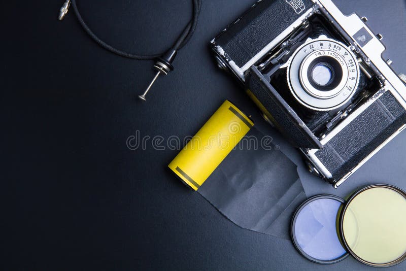 Weinlesefoto-Kamerafilm mit Linse und Foto-Ausrüstung O lizenzfreie stockbilder Weinlesefoto-Kamerafilm mit Linse und Foto-Ausrüstung O lizenzfreie stockbilder