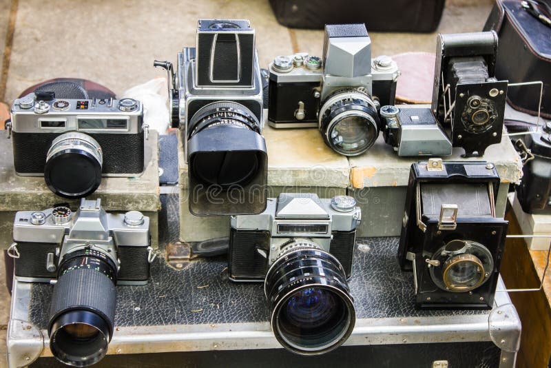 Weinlesekameras an der Flohmarkt lizenzfreie stockfotos Weinlesekameras an der Flohmarkt lizenzfreie stockfotos