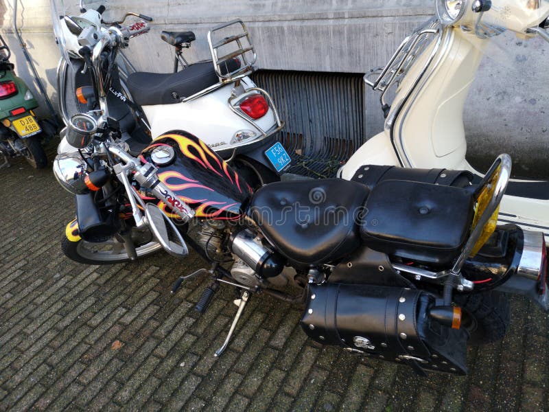 Weinlesemotorräder geparkt in Amsterdam lizenzfreies stockbild Weinlesemotorräder geparkt in Amsterdam lizenzfreies stockbild