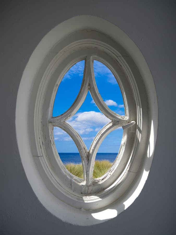 Ovales Fenster stockbild. Bild von rustic, haus, haupt