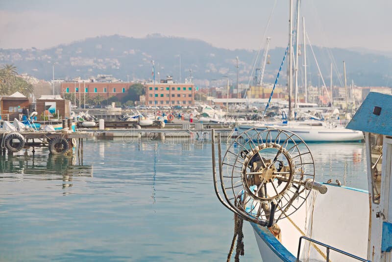 Weinleseschiff im Hafen der Ligurier Küste auf Hintergrund von Alpenbergen mit Yachten und Damm der Stadt von La stockfotografie Weinleseschiff im Hafen der Ligurier Küste auf Hintergrund von Alpenbergen mit Yachten und Damm der Stadt von La stockfotografie