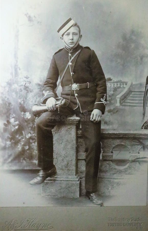 Weinleseschwarzweiss-Foto eines Jungen in der Militäruniform, die ein Signalhorn hält stockfotos Weinleseschwarzweiss-Foto eines Jungen in der Militäruniform, die ein Signalhorn hält stockfotos