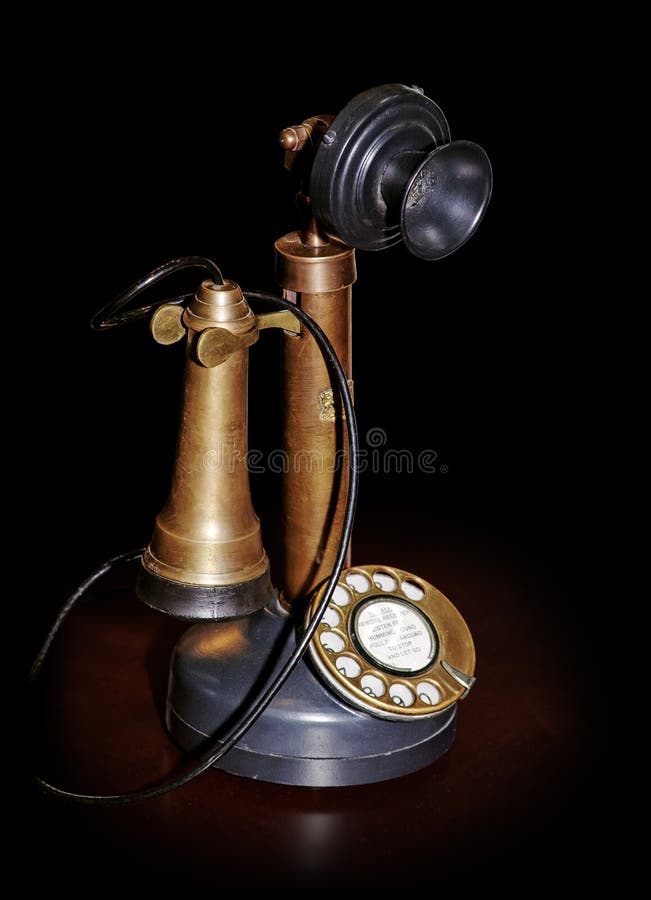 Weinlesetelefon auf Tabelle stockbild Weinlesetelefon auf Tabelle stockbild