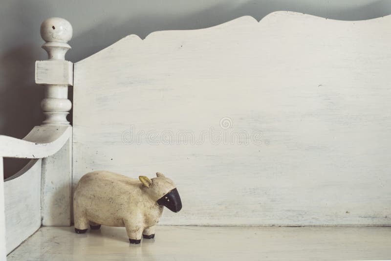 Weinleseton der netten hölzernen Schafpuppe auf hölzerner Bank lizenzfreies stockbild