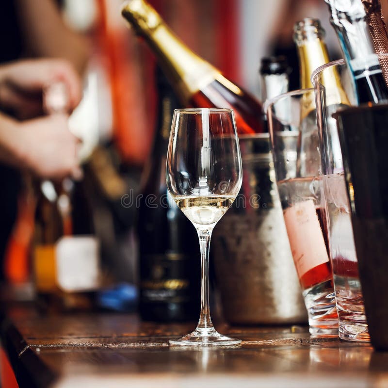 Weinprobe: ein Glas mit den ?berresten des Weins ist auf dem Tisch nahe bei den silbernen Eimern stockbilder Weinprobe: ein Glas mit den ?berresten des Weins ist auf dem Tisch nahe bei den silbernen Eimern stockbilder