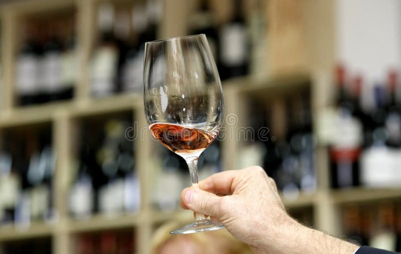 Weinprobieren in einem Weinkellereisystem