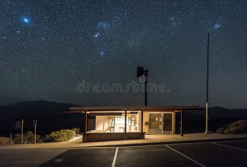 Weinstock-Förster-Station bei Death Valley nachts mit klaren Himmeln stockbild Weinstock-Förster-Station bei Death Valley nachts mit klaren Himmeln stockbild