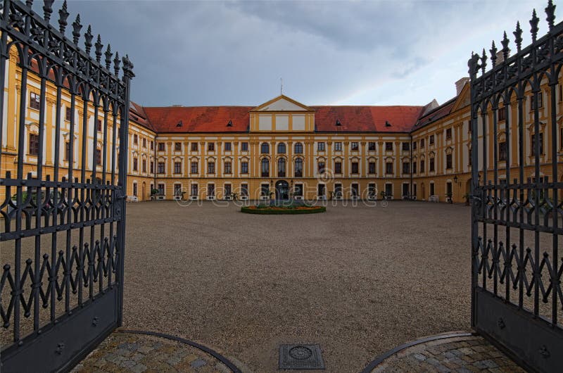 Weitwinkel- Landschafts-Ansicht des Überraschens des barocken Palastes in Jaromerice nad Rokytnou, Süd-Moray, Tschechische Republ lizenzfreies stockbild Weitwinkel- Landschafts-Ansicht des Überraschens des barocken Palastes in Jaromerice nad Rokytnou, Süd-Moray, Tschechische Republ lizenzfreies stockbild
