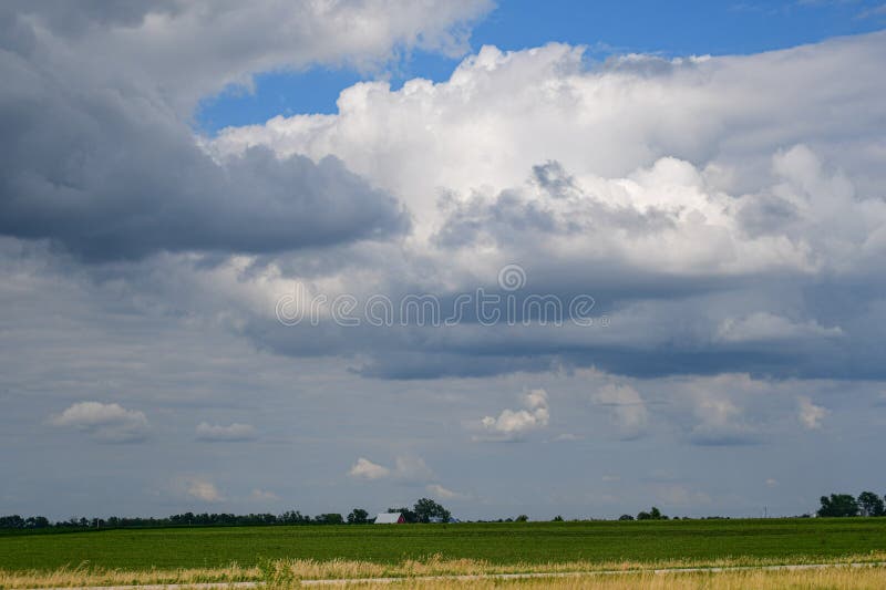 Weitwinkelansicht der alten Scheune lizenzfreie stockfotos Weitwinkelansicht der alten Scheune lizenzfreie stockfotos