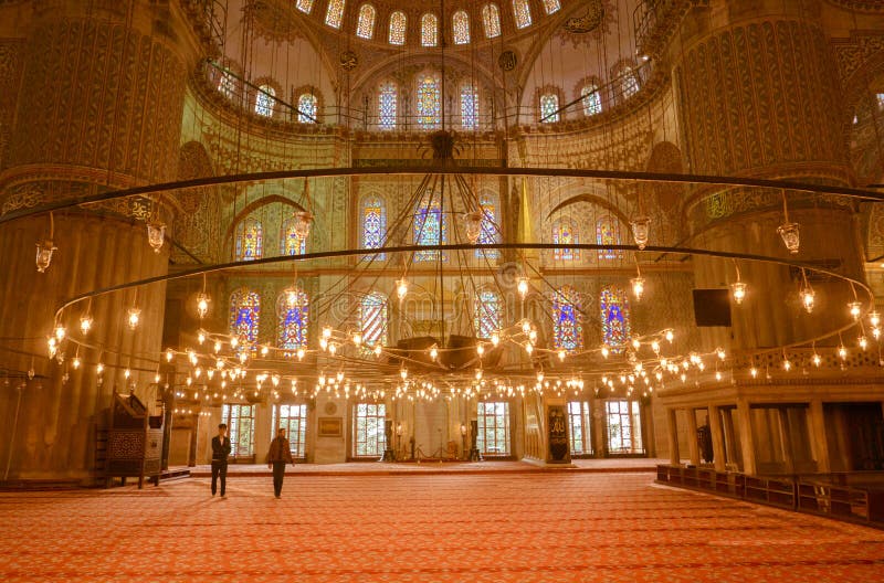 Weitwinkelansicht des Innenraums der blauen Moschee in Istanbul, die Türkei lizenzfreie stockbilder Weitwinkelansicht des Innenraums der blauen Moschee in Istanbul, die Türkei lizenzfreie stockbilder