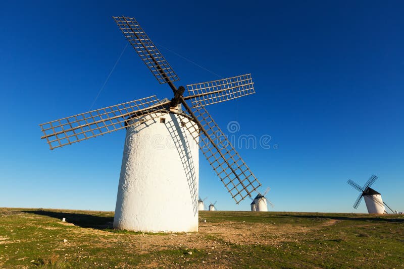 Weitwinkelschuß der Gruppe Windmühlen am sonnigen Tag
