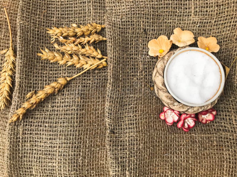 Weizenährchen des Stroh- und Salzschüttels-apparat mit Salz auf einem alten braunen Segeltuch, Tischdecke Slawisches Symbol des w stockfotografie Weizenährchen des Stroh- und Salzschüttels-apparat mit Salz auf einem alten braunen Segeltuch, Tischdecke Slawisches Symbol des w stockfotografie