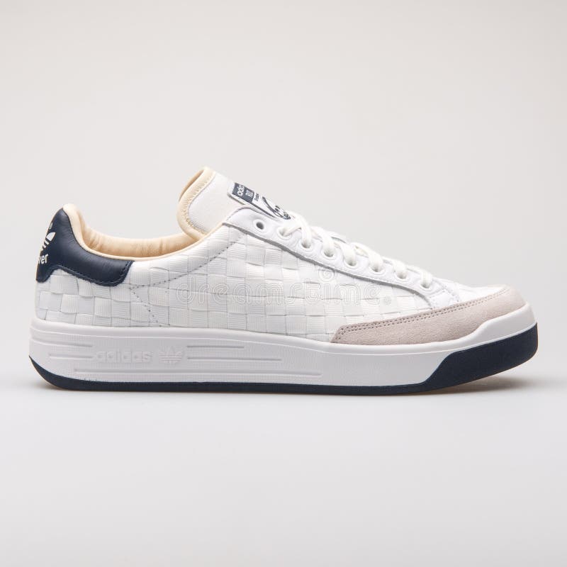 Weiß- und Marineblauturnschuh Adidass Rod Laver Super stockfotografie Weiß- und Marineblauturnschuh Adidass Rod Laver Super stockfotografie