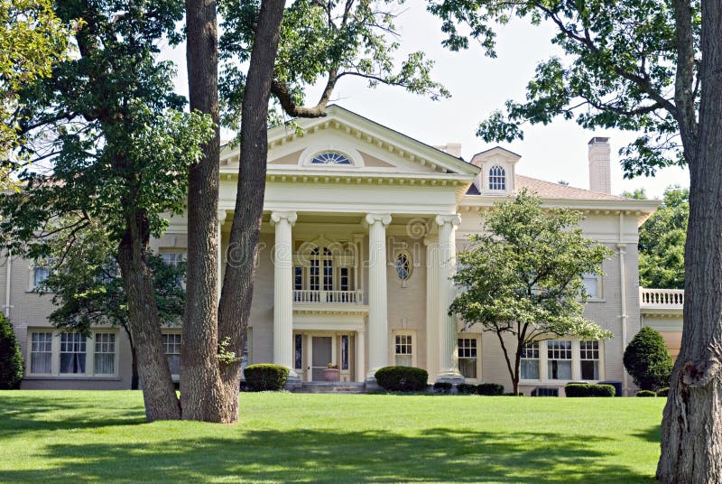 Weißdorn-Hügel-Villa stockbild Weißdorn-Hügel-Villa stockbild