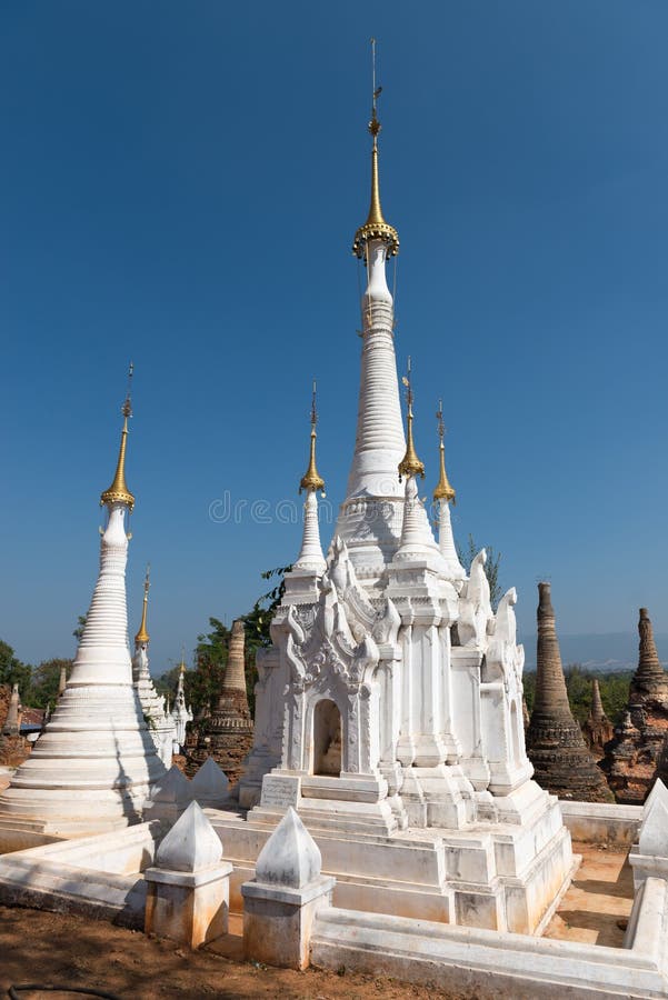 Weiße alte birmanische buddhistische Pagoden lizenzfreie stockbilder Weiße alte birmanische buddhistische Pagoden lizenzfreie stockbilder
