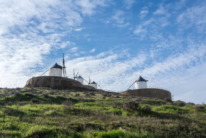 Weiße alte Windmühlen auf dem Hügel nahe Consuegra lizenzfreie stockbilder Weiße alte Windmühlen auf dem Hügel nahe Consuegra lizenzfreie stockbilder