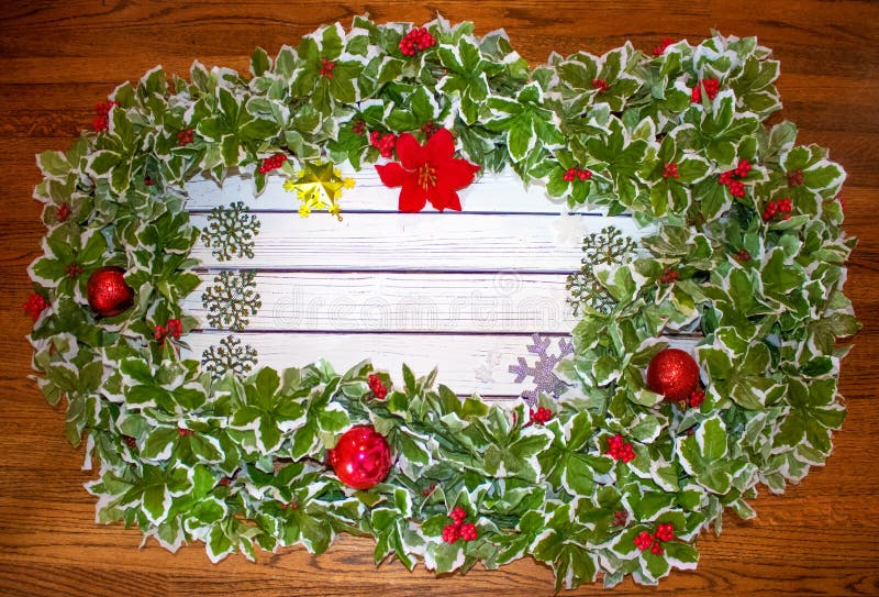 Weiße bemalte Plantagen, umgeben von luxuriösen Holly-Blättern und Weihnachtsbällen und verschiedenen Schneeflocken mit Platz für lizenzfreies stockbild Weiße bemalte Plantagen, umgeben von luxuriösen Holly-Blättern und Weihnachtsbällen und verschiedenen Schneeflocken mit Platz für lizenzfreies stockbild