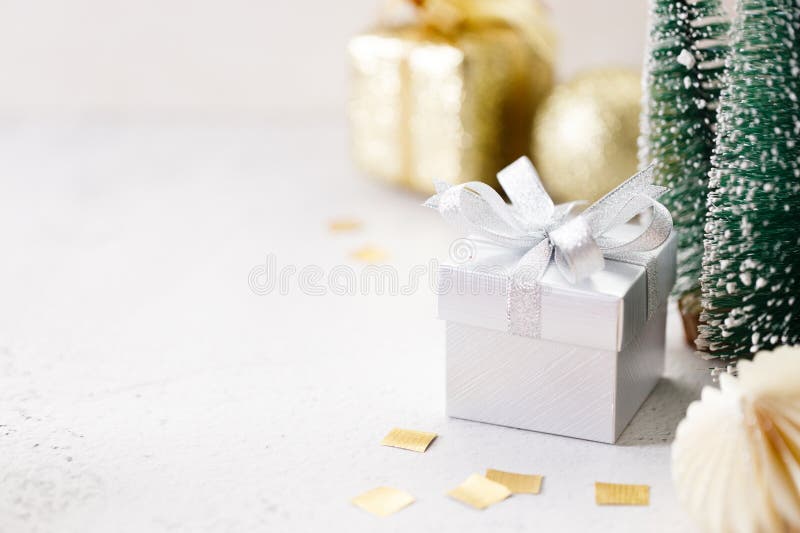Weiße Geschenkbox auf weißem Marmorboden. Weihnachtskonzept. selektiver Fokus lizenzfreie stockbilder