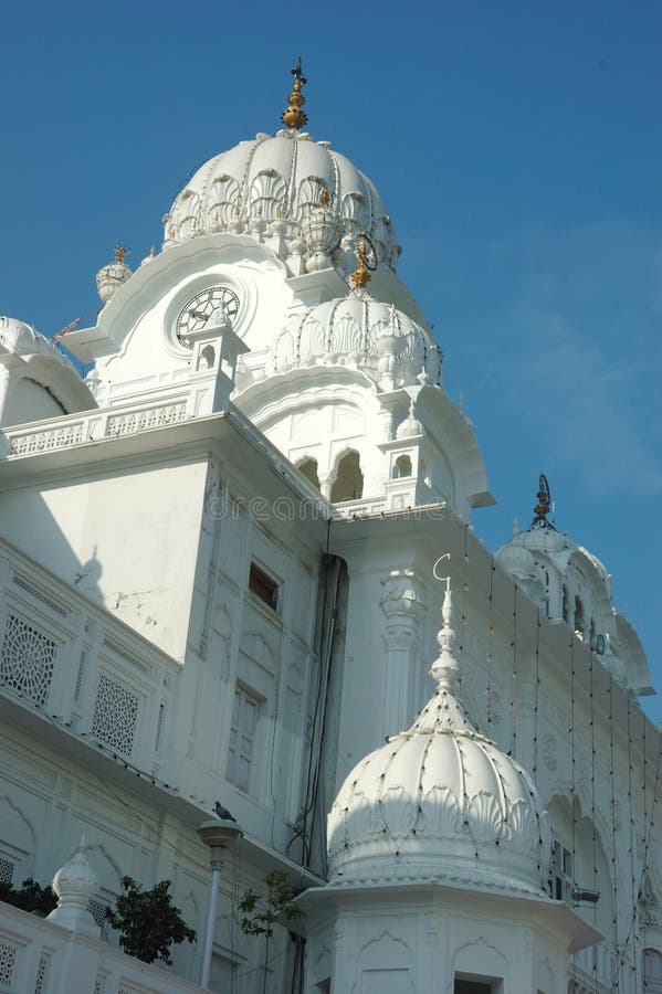 Weiße Hauben des berühmten Marksteins - goldener Tempel, Amritsar lizenzfreies stockbild Weiße Hauben des berühmten Marksteins - goldener Tempel, Amritsar lizenzfreies stockbild