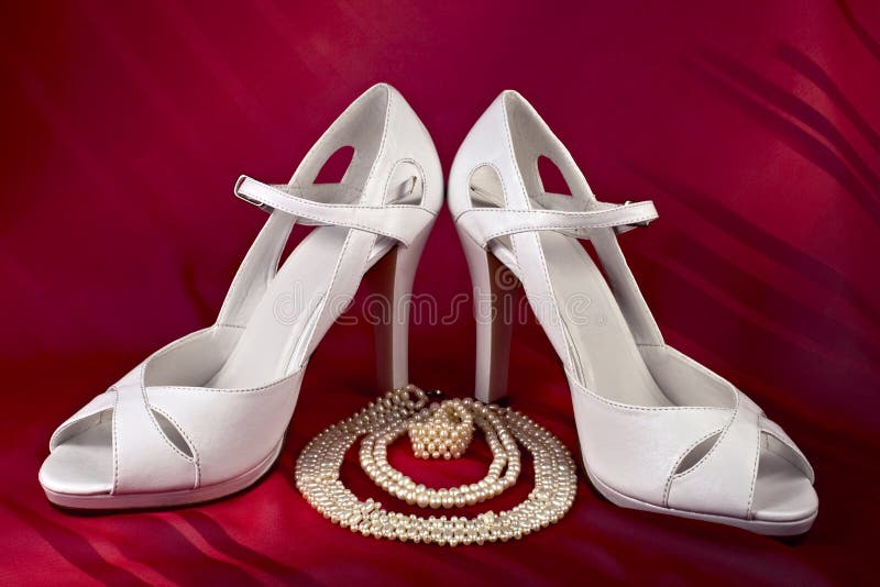Weiße high-heeled Schuhe und Perlen stockbilder Weiße high-heeled Schuhe und Perlen stockbilder