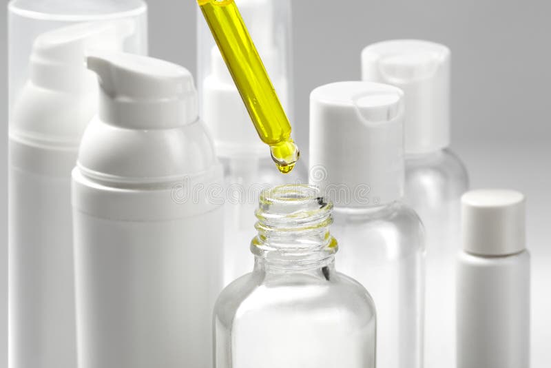 Weiße kosmetische Flaschen mit Badekurortkosmetiköl Wellness, Badekurort und Körperpflegeflaschensammlung Aufbau mit Badeöl und S