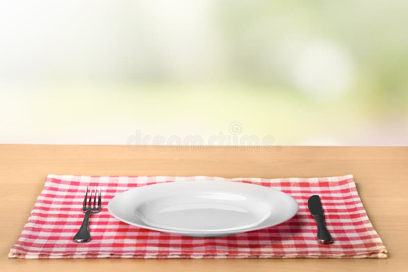 Weiße Kreis Platte auf Serviette auf Holztisch