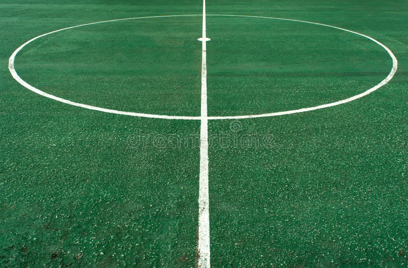 Weiße Kreislinie in der Mitte des Fußballplatzes