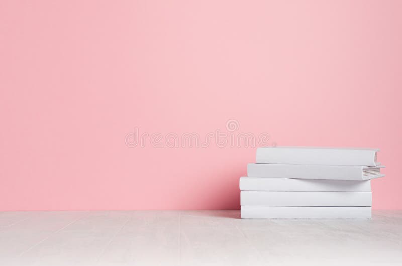 Weiße leere Bücher auf weißem Regal und weicher rosa Wand als modernem, elegantem Hauptdekor