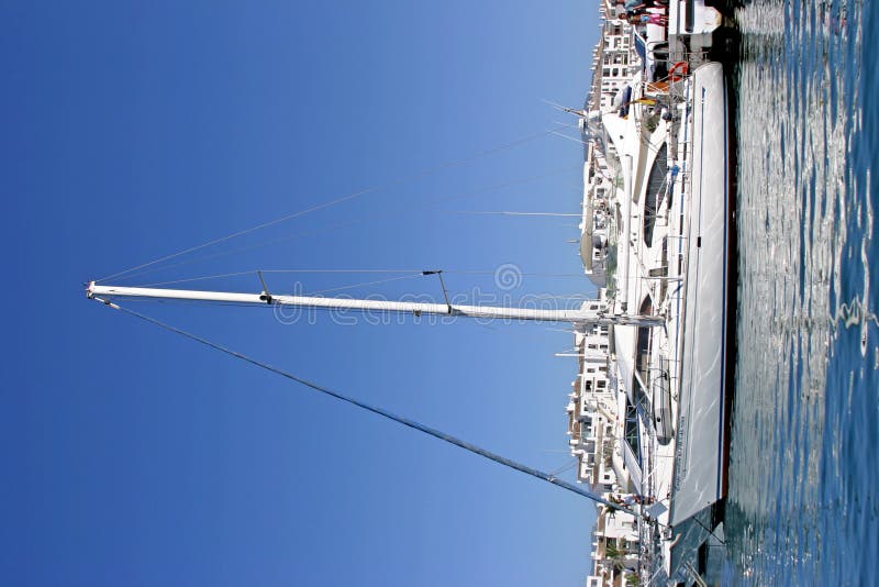 Weiße Luxuxyacht mit hohem Mast und Reflexion im ruhigen Kanal in Spanien mit Sonne und blauem Himmel stockfotos Weiße Luxuxyacht mit hohem Mast und Reflexion im ruhigen Kanal in Spanien mit Sonne und blauem Himmel stockfotos