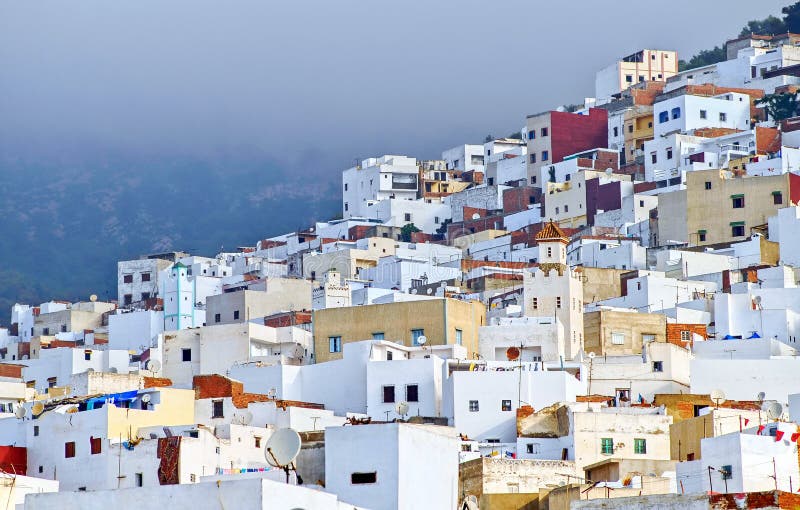 Weiße marokkanische Stadt Tetouan nahe Tanger, Marokko stockbild Weiße marokkanische Stadt Tetouan nahe Tanger, Marokko stockbild