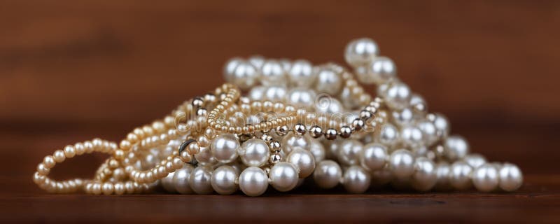 Weiße Perlen und Goldperlen Schmuckweibchen Luxusgeschenk Hintergrund stockfotografie