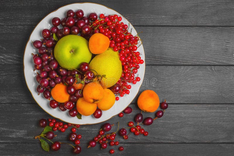 Weiße Platte mit einer Zusammenstellung von neuen Garten Früchten und berrie stockbilder Weiße Platte mit einer Zusammenstellung von neuen Garten Früchten und berrie stockbilder