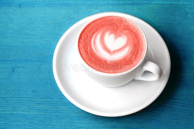 Weiße Schale Cappuccino mit Lattekunst auf blauem Holztisch lizenzfreie stockfotos Weiße Schale Cappuccino mit Lattekunst auf blauem Holztisch lizenzfreie stockfotos