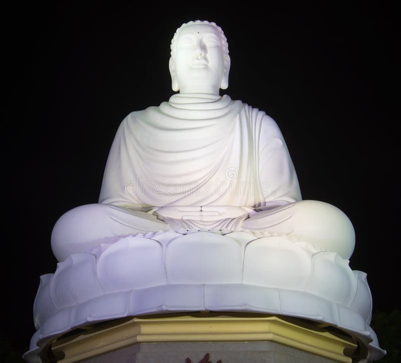 Skulptur Von Einem Sitz-Buddha Im Kloster Sri Lanka Stockbild - Bild