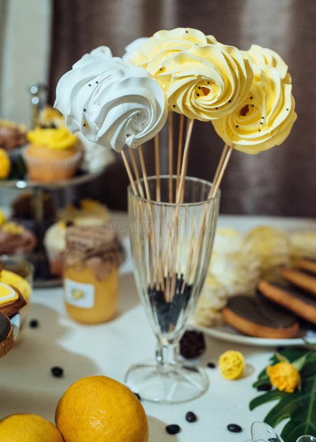 Weiße und gelbe Meringen auf Stock im Glas mit Kaffeebohnen Feiertagsschokoriegel in der gelben und braunen Farbe Hochzeitsschoko stockbilder Weiße und gelbe Meringen auf Stock im Glas mit Kaffeebohnen Feiertagsschokoriegel in der gelben und braunen Farbe Hochzeitsschoko stockbilder