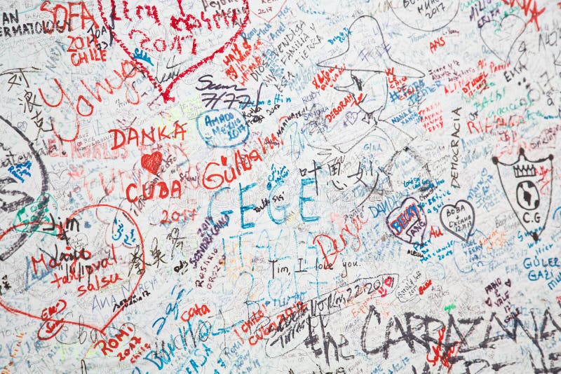 Weiße Wand mit vielen Graffiti stockfoto Weiße Wand mit vielen Graffiti stockfoto