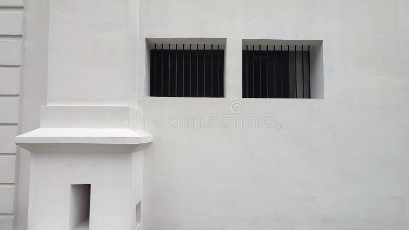 Weiße Wandfenster mit Trellisfoto