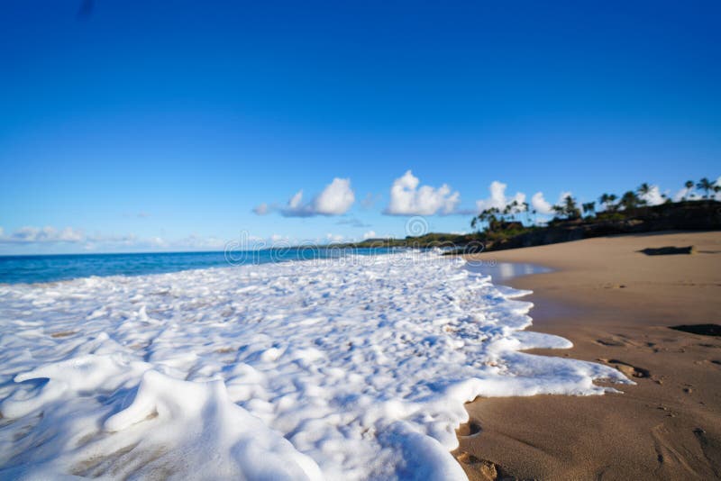Weiße Wellen treffen auf den Sandstrand von Hawaii stockbilder Weiße Wellen treffen auf den Sandstrand von Hawaii stockbilder