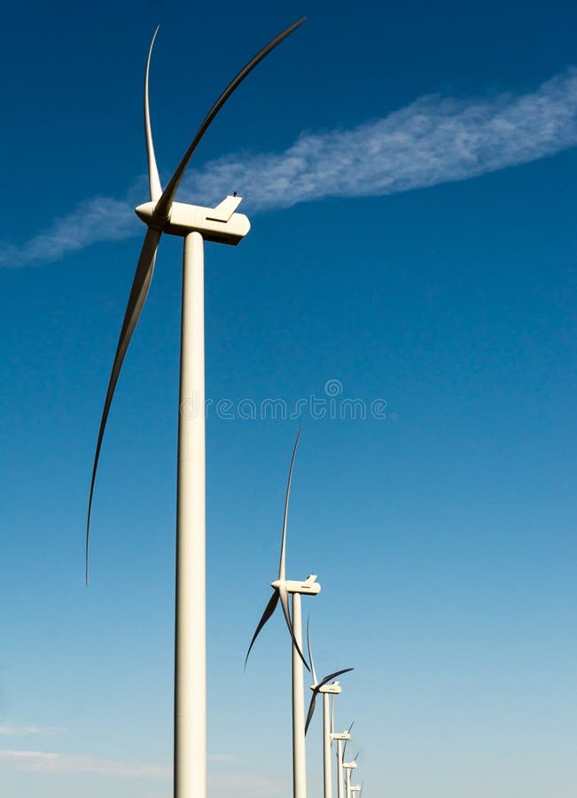 Weiße Windkraftanlagen auf einem Windpark alle in Folge stockfoto Weiße Windkraftanlagen auf einem Windpark alle in Folge stockfoto
